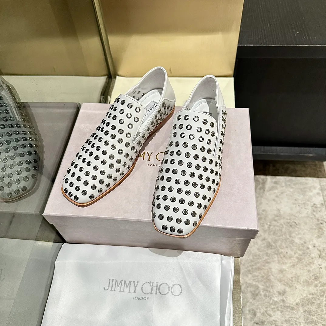 👟👟Ex-factory price 660👟👟 The new JIMMY CHOO, Loaf shoes, exclusive sale, rivet decoration design style is very unique, designed with the latest technology, strong three-dimensional effect👍Multiple technologies are integrated together, subverting fashion, super stylish! The combination is super beautiful. The original version is 1:1, versatile and trendy, both salty and sweet! Size: 35-40 Outsole: Leather outsole